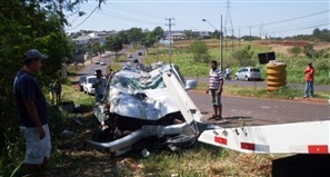 Caminhonete derruba poste de iluminação pública e motorista sai ileso em Maringá